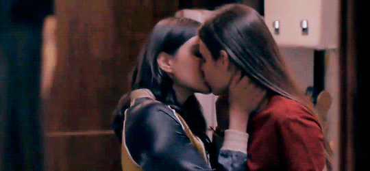 gayleykiyoko:  every juliantina kiss (so far)