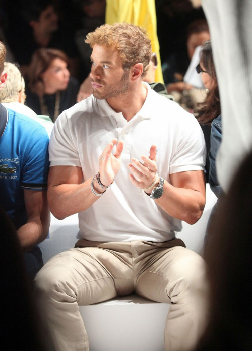 randomdukeson:  guys-with-bulges:  YEEEOOOWWW! Kellan Lutz public boner. Mustabeen a really hot catwalk. (via Sticky)  “What you want me to look at fashion, I have fashion happening right down there right now!” 