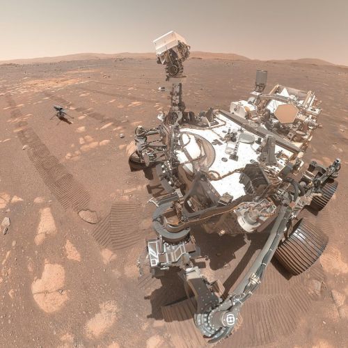 colchrishadfield:Martian selfie, with helicopter readying for extraterrestrial flight. @nasa https:/