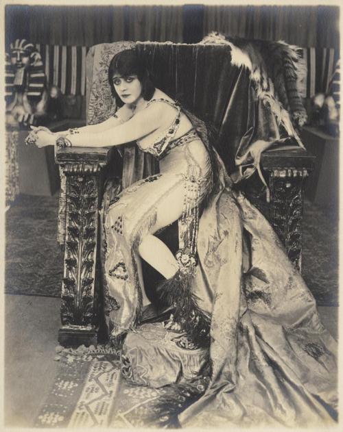 Portrait of Theda Bara in Cleopatra directed by J.Gordon Edwards, 1917. Photo by Albert Witzel Studi