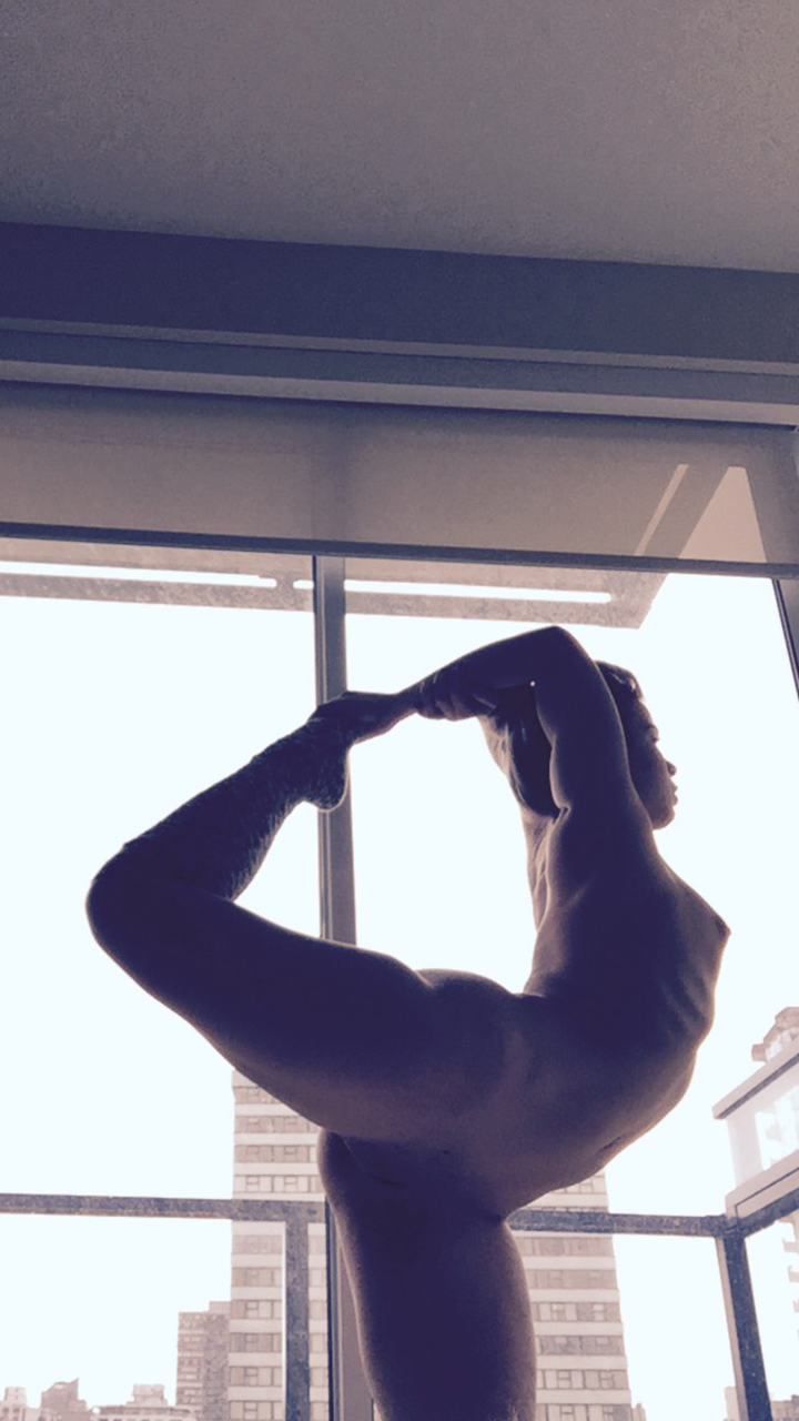 thelipsbetweenmyhips: Just a girl doing Yoga at home. Right?!😘