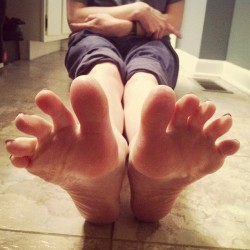 cumxxx:  #feet #toes #soles #spread #barefoot