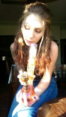 nugssbunny:  nothing can come between a girl and her bong