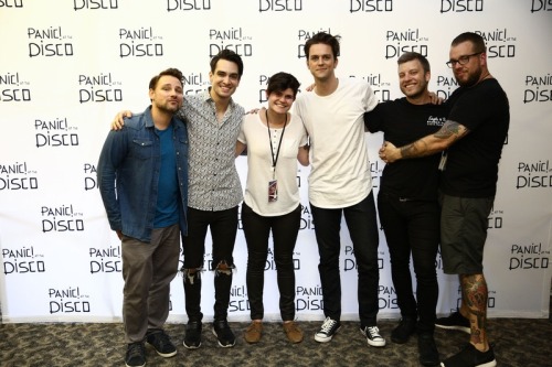 dumdumbrendon:“holy shit no one asks Zack to be in photos. ever!!” -Brendon Urie, Charlotte NC
