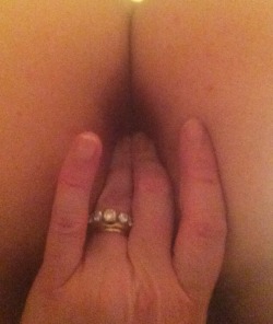 reddlr-gonewildcurvy:  Unloading zone! Empty your balls here!