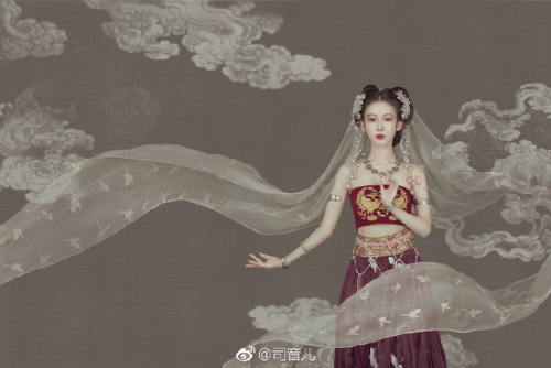 yansanniang: “飞行云中，神化轻举，以为天仙，亦云飞仙。” @司音儿 The model is depicted as Feitian/飛天, also known as Aps