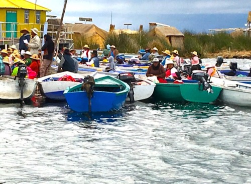 Pueblos indígenas, barcos y casas, Urdos islas flotantes, Puno, 2017.