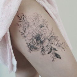 tattoos-org:  Peony Leg Tattoo  Artist: 타투이스트