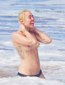 miley-bieww:  LOOK AT THAT FUCKING HAPPINESS. MY GOD THAT IS WONDERFUL. 