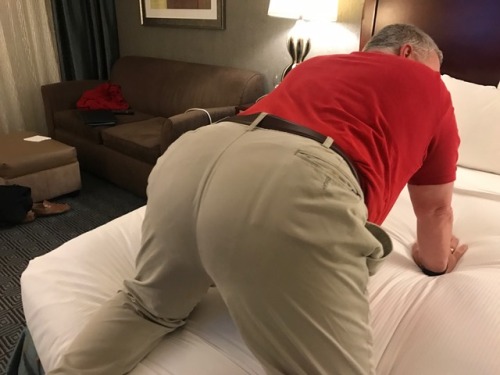 bears4us:Married daddy loves having that ass used