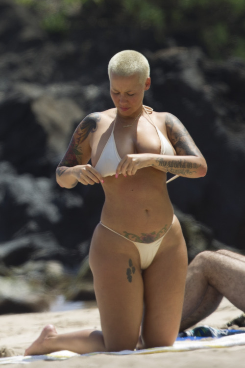 toplessbeachcelebs:  Amber Rose (Model) topless on the beach in Maui (March 2015)  Yup