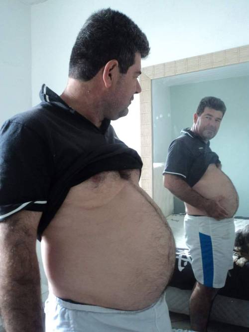 fatdads:  dad doesn’t seem to mind the belly I’ve grown on him