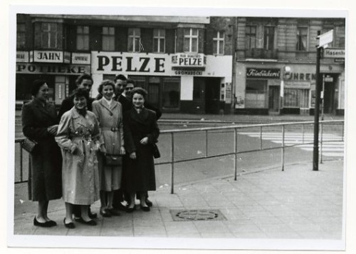 So sah einmal die Naturfreundejugend Neukölln aus: eine Aufnahme vom Hermannplatz, circa 1955. Dank an Wolfgang Görsch!