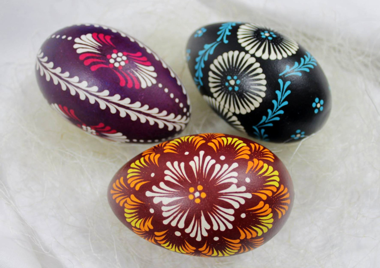 Pisanki (Polish Easter eggs) made in batik technique (with the use of melted wax applied on eggs before dyeing).
© pisanki-art.pl