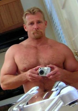 daddysdirtyboy:  I don’t usually fancy blondes, but damn! How can you resist this gorgeous, beefy Daddy? UNF. 