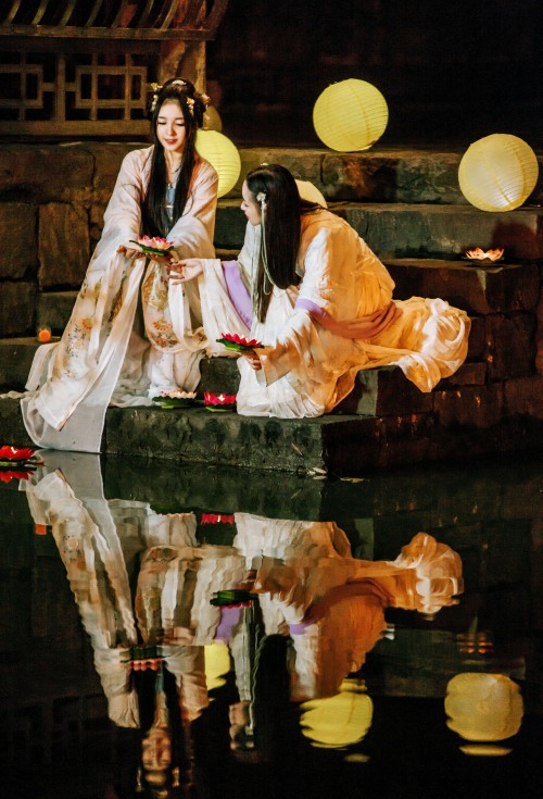 Traditional Chinese Hanfu photography via 圈妹儿辣椒酱. Hanfu from 菩提雪 and 华姿仪赏.