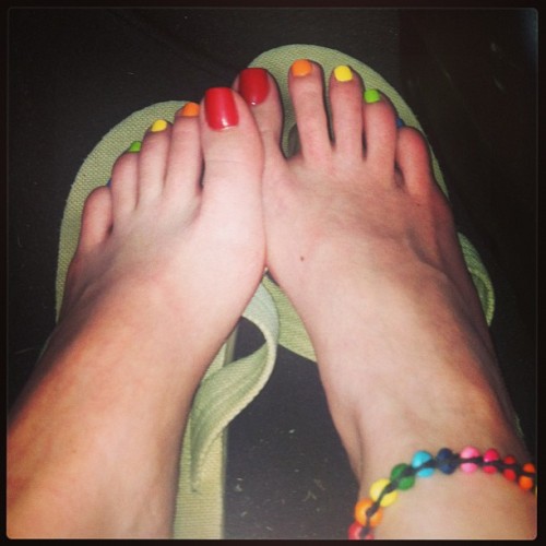 Going home :( haha #feet #rainbowtoes #anklet #flipflops #feetincar