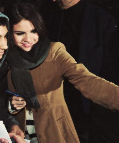 odeszas:   selena gomez + scarves  