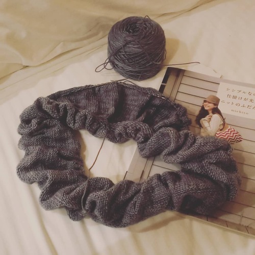 This is what I am #knitting before going to bed.#sweetgeorgiayarns #knittersofinstagram #igknitters 