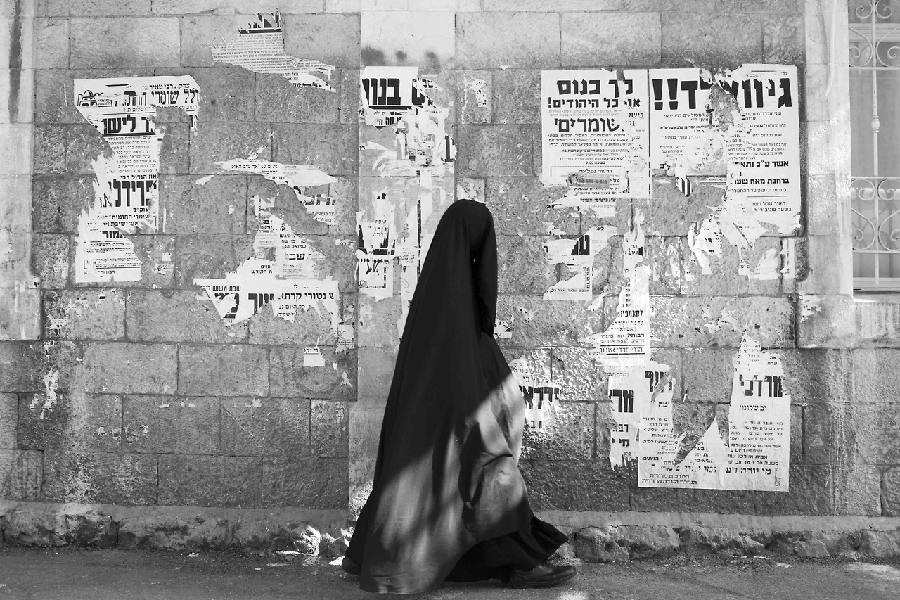 Mujeres judías ultraortodoxas haredim (temerosos de Dios) ataviadas con el “frumka” (similar al burka) en el barrio de Mea Shearim en Jerusalén (Israel). Las mujeres haredim lucen este tipo de prendas en lugares públicos como muestra de modestia. A...