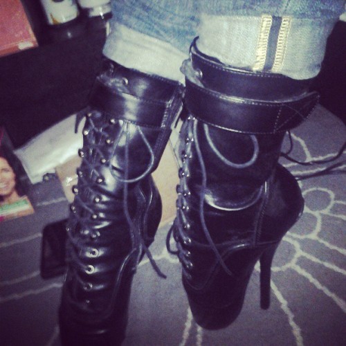 batman711:  Damn girl, your shoes are poppin’ #balletheels
