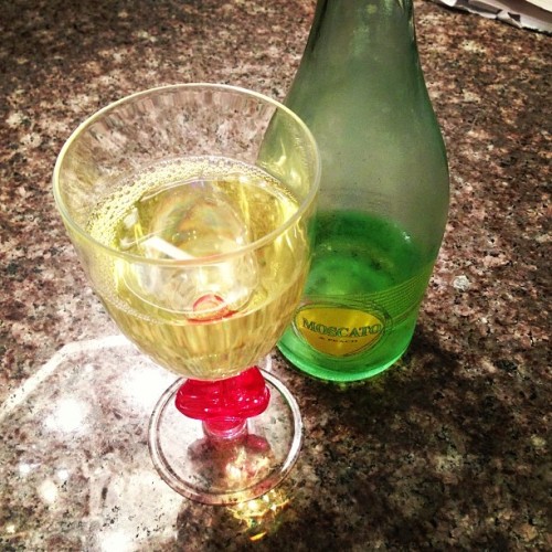 Netflix and a glass of wine never hurt nobody ðŸ˜Š ðŸ·#netflix #wine #moscato #peach #happyjuice #relaxing  (at Venetian Park Townhomes)