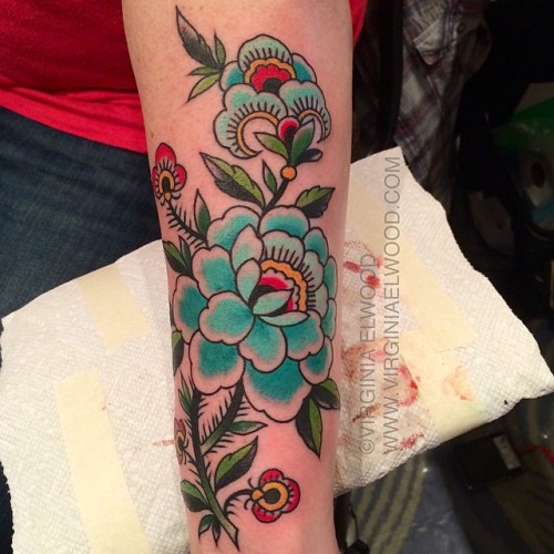 electrictattoos:virginiaelwood:Rochester tattoo convention! #makerealflowersjealousVirginia Elwood