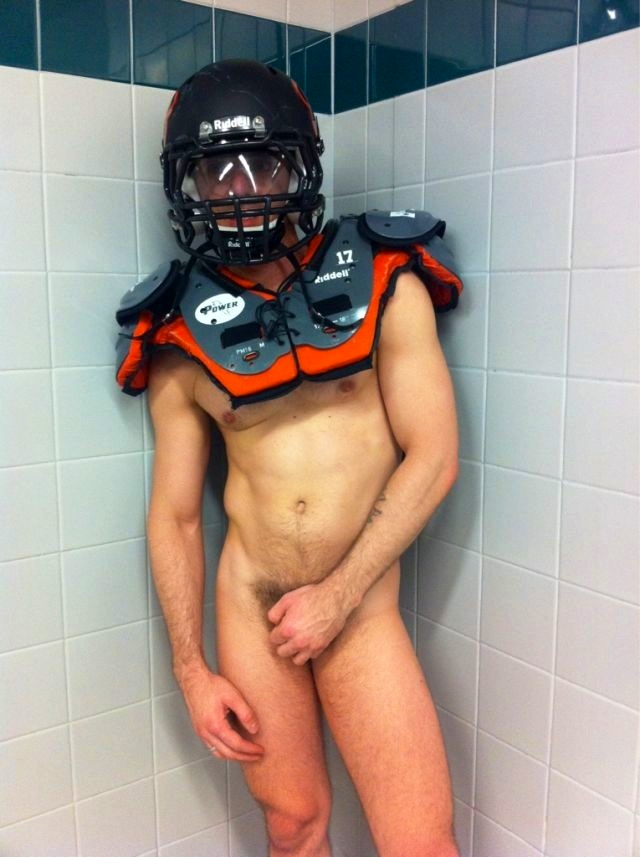 draager:  qb45:  Hot collage jock with with his foot ball pads and helmet on… very