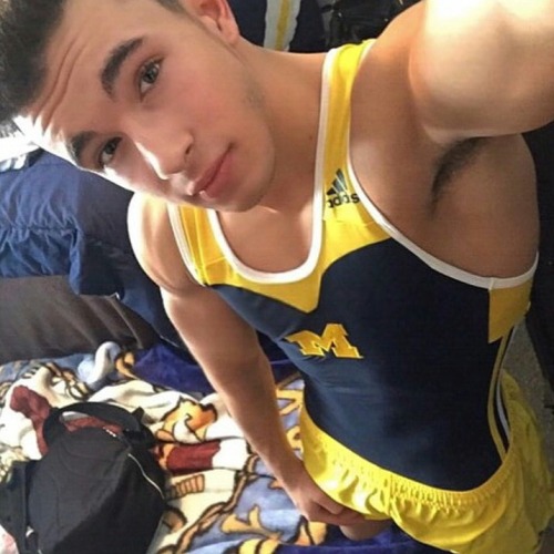 singletplaying:  wrestle-me: meninunderarmour: Kik Alancartar  Love wrestlers!  hot singlet guy