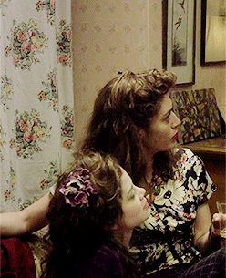 charlottehopesource:Charlotte Hope and Lizzy Caplan kiss in Allied (♥ω♥*)