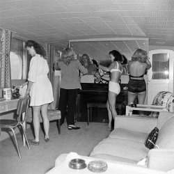 fuckyeahvintage-retro:  Showgirls in Florida, 1947 © Allan Grant 