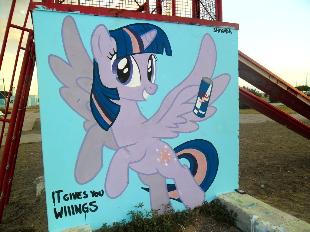 ecmajor:freaky-pixie:  My Little Pony Grafitti by by *ShinodaGE  Oh man, Shinoda’s