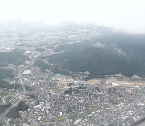 jasmine7031:To TokyoOn takeoff time, Fukuoka was cloudy. In the sky, it was a blue sky.