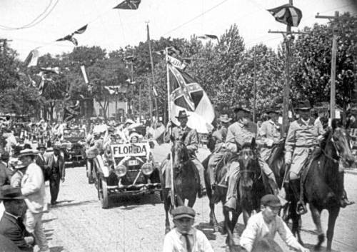 Confederate veterans participate in the United Confederate Veterans Reunion Parade in Jacksonville, 