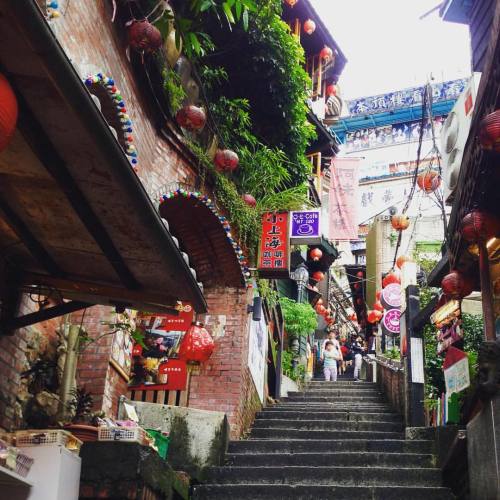 This place was Miyazaki’s inspiration for Spirited Away! #ifeeeshtravels (at Jiu Fen Old Street)