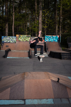 so-casual-so-calm:  fkwhite:  Monster Kickflip - Random skaters will throw down when you pull out a camera, haha.   || Pure Skate Blog ||