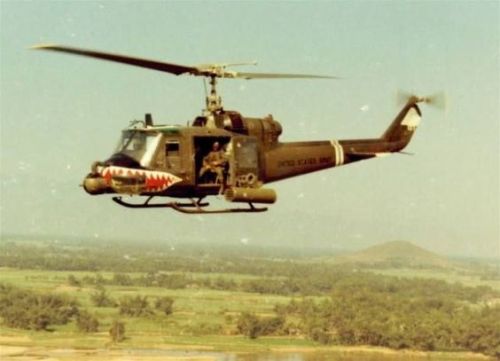 enrique262:Vietnam War, Bell UH-1C Huey gunship helicopter. Guerra de Vietnam, Helicóptero artillado