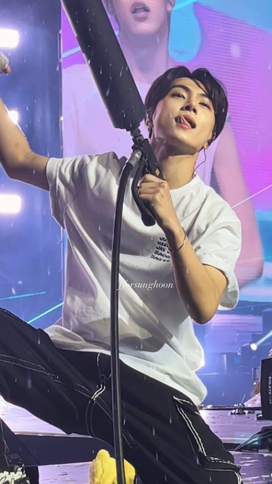 Dude What Is Happening On This Concert-