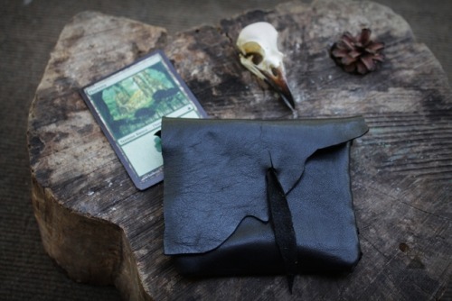 MTG deck pouch, perfect for holding your creature tokens and extra cards! Only one available on my E