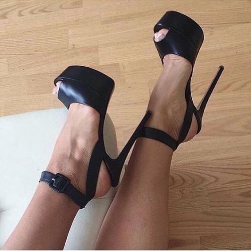 highheelheaven: Sexy sandals! Want these