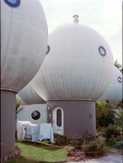 oxidi:Bolwoningen is a Dutch community in Den Bosch, Netherlands. It consists of 50 spherical houses