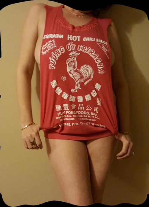 welshmilfsex: @sassyass2525 We’re excited to be spending another Sideboob Sunday with you @welshmilf
