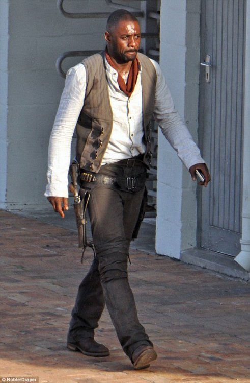 oaksparks: superheroesincolor: blackgirlnerds: Idris Elba on the set of The Dark Tower What a time t