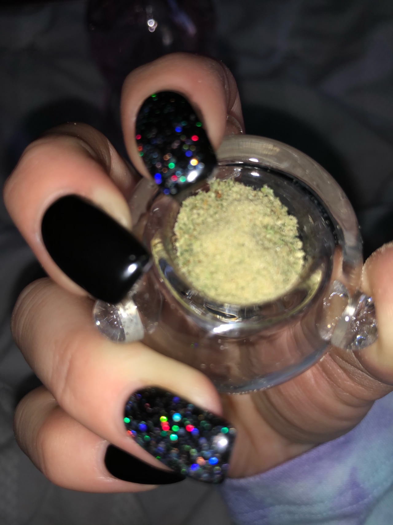 pourpaintmylove-deactivated2022:Kief and pretty nails 🖤