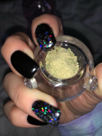 pourpaintmylove-deactivated2022:Kief and pretty nails 🖤
