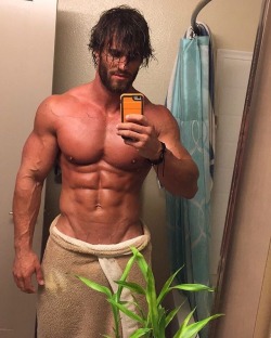 hotfamousmen:  Calum von Moger