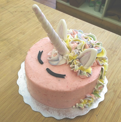 Dye-free pink unicorn cake!