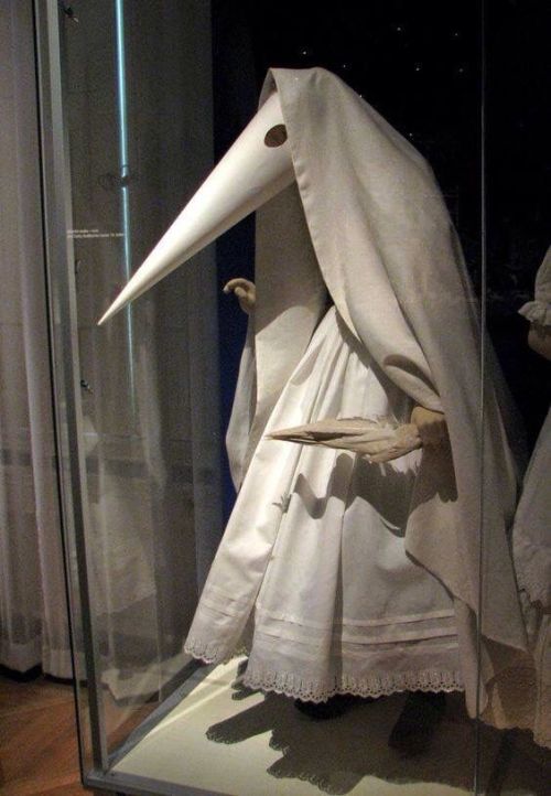 ouramyr:  We know of Plague Doctors but what  of Plague Nurses? She’s so cute!!