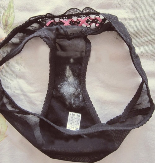 dirtypantiesgirlsfetish:Ношенные ароматные трусики с выделениями на нихDirty smelling panties