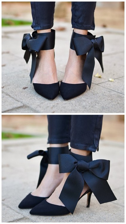 DIY Easy Bow Heels Tutorial from Swellmayde. This is an easy DIY because you use velcro - so no snap